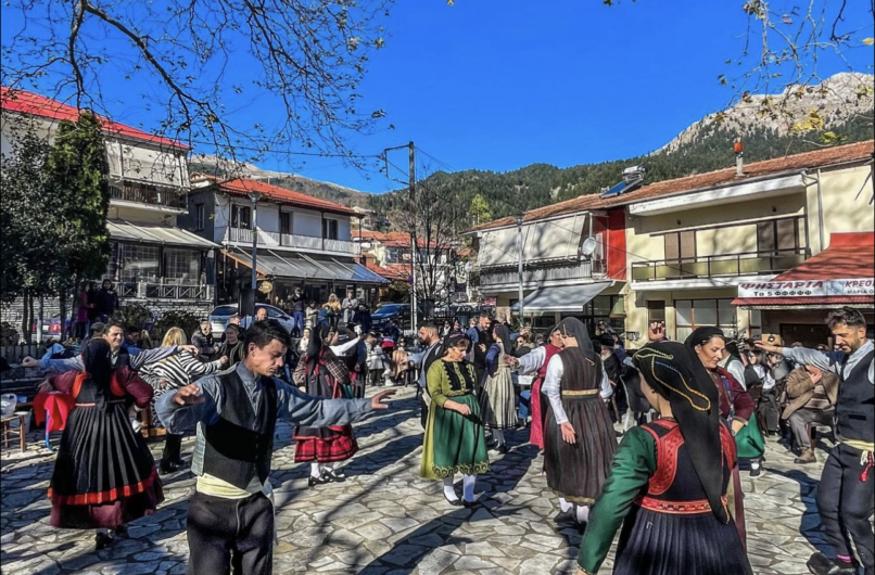 Ο χορευτικός σύλλογος των Στουρναραίικων Τρικάλων χορεύει με παραδοσιακές φορεσιές