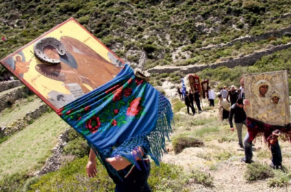 Αφίσα για το έθιμο της πεζοπορίας και της περιφοράς εικόνων στην Πελοπόννησο